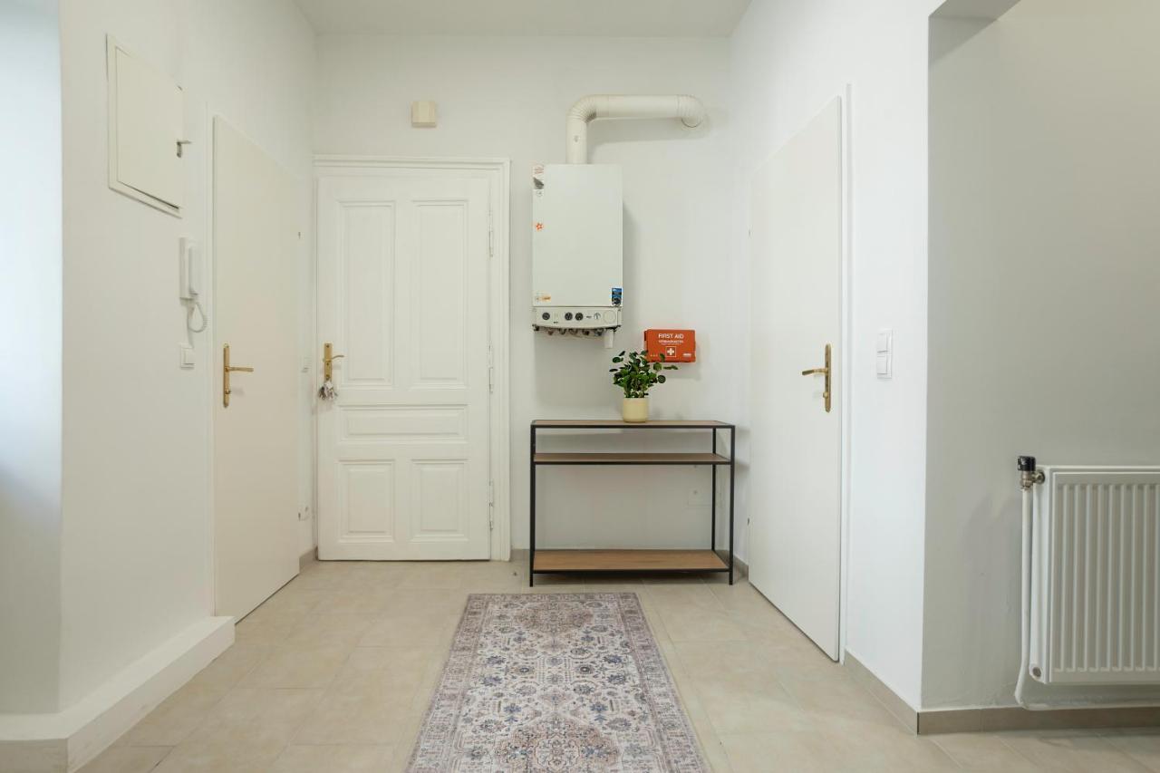 Modern Apartment With A Balcony Near Belvedere Вена Экстерьер фото